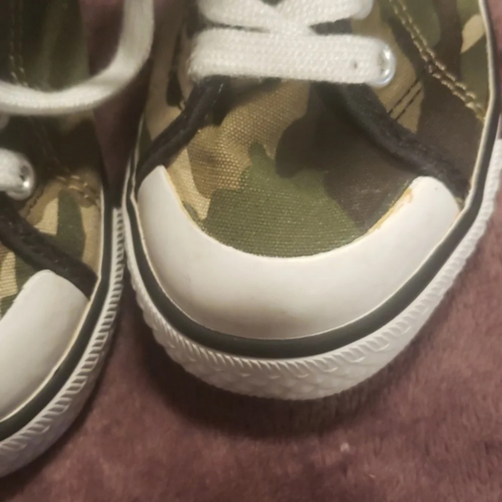 Crazy 8 high top camo shoes size 9‎